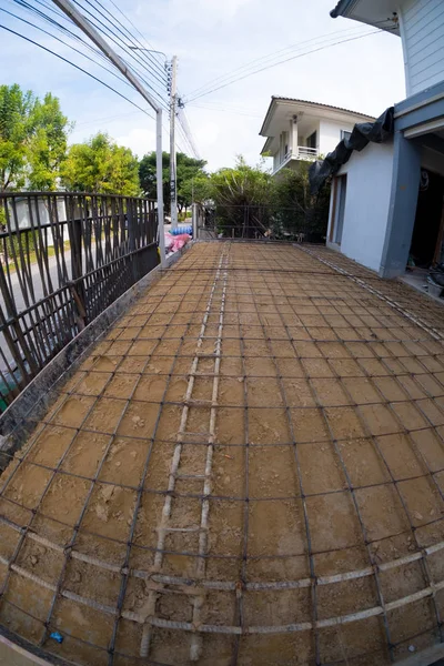 bir kanalize çelik çubuk doldurma beton kat altında bir tel ile tutturulmuş güçlendiren kılavuz