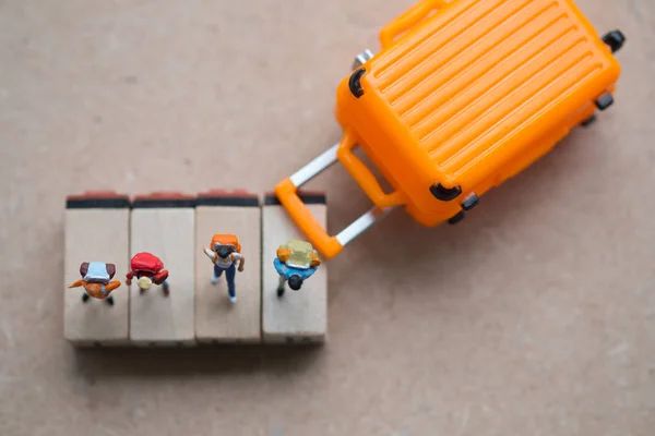 Grupo Miniatura Viajero Excursionista Mochila Pie Etiqueta Madera Con Maleta — Foto de Stock