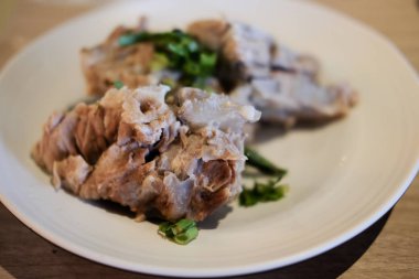 Domuz kaburga ile lezzetli Tay baharatlı çorba, bu popüler Tayland ve Tay 