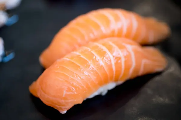 Japonské Lososí Nigiri Sushi Zdravých Jídel Palubě Japonské Restauraci — Stock fotografie