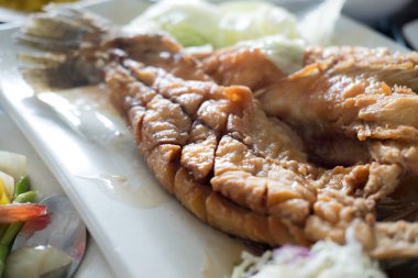 Derin yağda kızartılmış balığı tatlı balık sosu ile tepesinde Tayland yemekleri (select odak)