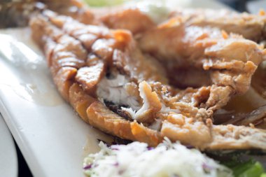 Derin yağda kızartılmış balığı tatlı balık sosu ile tepesinde Tayland yemekleri (select odak)