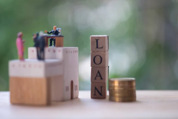 Miniaturowe Biznesmenów Rozmawiać Umowy Pożyczki Pieniędzy Dyskutować Profilu Firmy Kredytowe — Zdjęcie stockowe