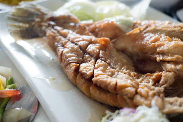 Smażone Zwieńczona Sosie Słodka Ryba Snapper Thai Food Wybierz Fokus — Zdjęcie stockowe