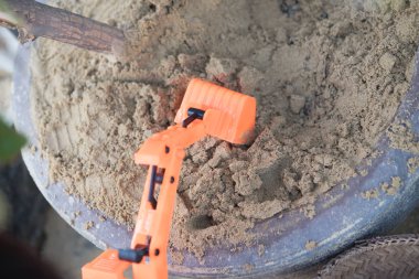 Turuncu Ekskavatör oyuncak Kum bahçesinde. Çocuklar oyuncak kavramı