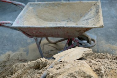 Lekeli kürek ve el arabası sitedeki alan bina yapımı için. inşaatı işi