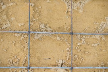 bir kanalize çelik çubuk doldurma beton kat altında bir tel ile tutturulmuş güçlendiren kılavuz