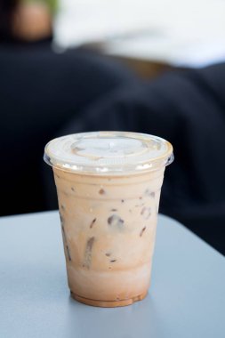 Kahve tablo üzerinde plastik bardak kahve zaman buz