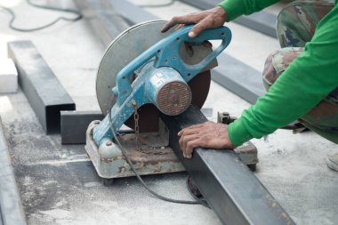 Çalışan elektrikli çelik makine kesme kullanarak