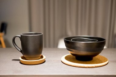 Seçici odak siyah kase ve bardak Condominium mutfakta