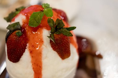 Süt Kore tatlı çilek (seçici odak ile bingsu buz)