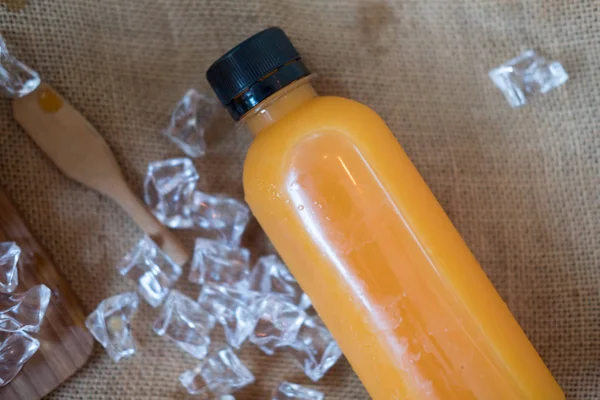 新鮮なオレンジ ジュースの小さなガラスのボトルのカップル — ストック写真
