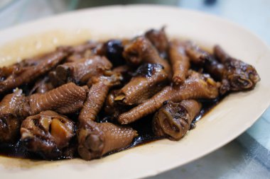 Komposto ayak tavuk pembe çanak üzerinde lezzetlidir