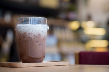 Buzlu kahve köpük süt paket servisi olan restoran Kupası kafede masada koymak ile mocha