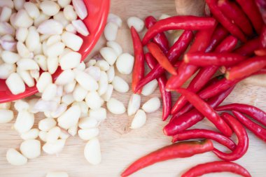 Taze sarımsak ve ahşap zemin üzerine kırmızı biber. Sarımsak ve biber Tayland yemekleri yapmak için Asya madde olduğunu.