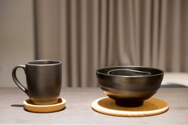 Seçici odak siyah kase ve bardak Condominium mutfakta