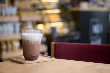 Buzlu kahve köpük süt paket servisi olan restoran Kupası kafede masada koymak ile mocha