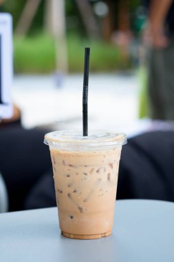 Buzlu kahve latte götürün plastik cam açık kahve dükkanı