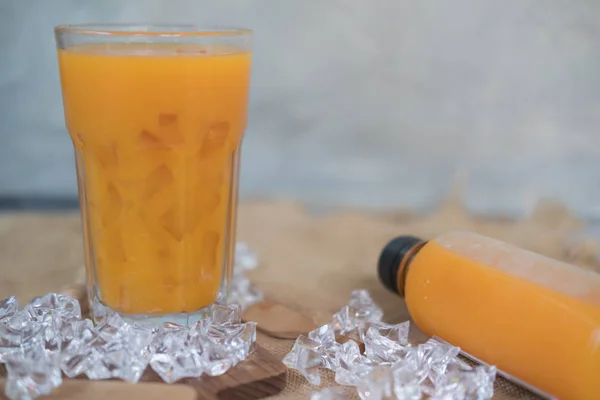 Jus Orange Doux Fraîchement Pressé Avec Glaçons Dans Verre — Photo