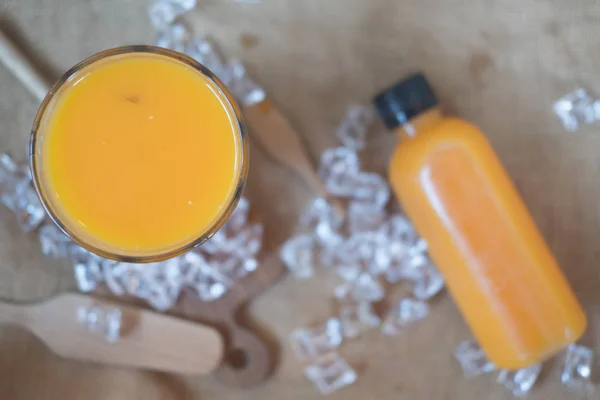 Jus Orange Doux Fraîchement Pressé Avec Glaçons Dans Verre — Photo