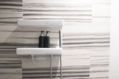 Modern duş başlığı evde banyoda iç