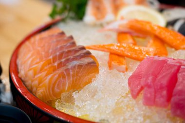 Karışık dilimlenmiş balık sashimi buz üzerinde servis. Japonya Restoran Menü