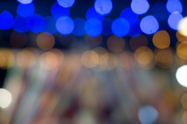 Soyut şenlikli yeni yıl Noel defocused bokeh ile arka plan siyah arka plan üzerinde renkli etkisi