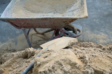 Lekeli kürek ve el arabası sitedeki alan bina yapımı için. inşaatı işi