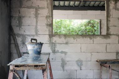 Araçlar içinde Oda tadilatı kutuları sepetleri çimento. Tamir ve evde çalışma. Yenileme kavramı