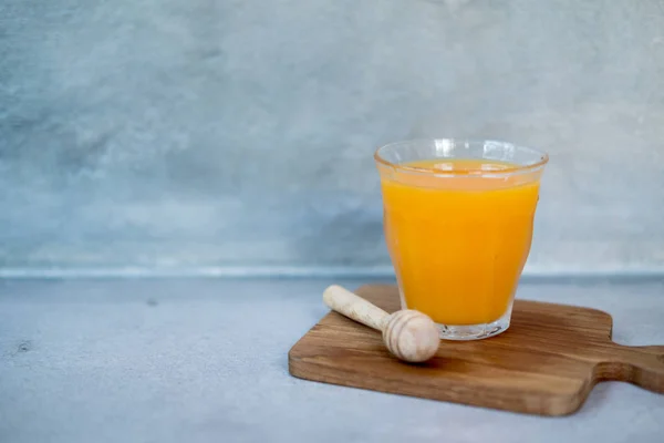 新鮮なオレンジ ジュースのガラス 健康的なライフ スタイルのコンセプト — ストック写真