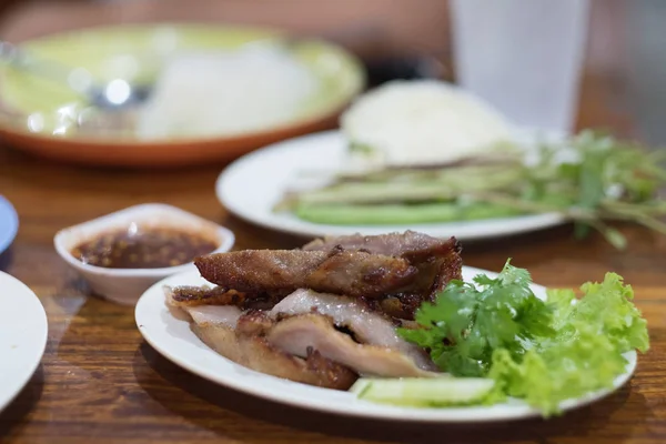 Daging Sapi Panggang Yang Lezat Pada Hidangan Putih Restoran Thailand — Stok Foto