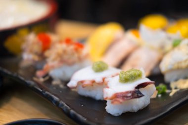 Suşi ayarla sashimi Japon restoranında kapatın. Suşi Sashimi birçok ülke ile en popüler.