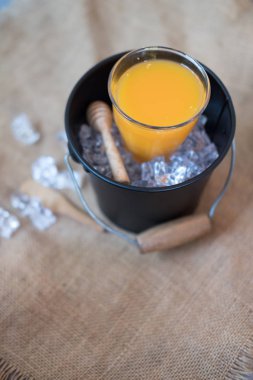 Buz ile siyah sepette bardak taze portakal suyu hizmet