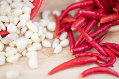 Taze sarımsak ve ahşap zemin üzerine kırmızı biber. Sarımsak ve biber Tayland yemekleri yapmak için Asya madde olduğunu.
