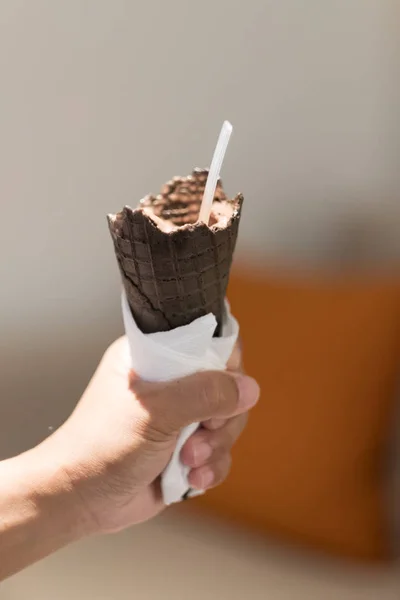 Ice Cream Cone Choclate Ręku Bliska — Zdjęcie stockowe