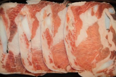 İnce dilimlenmiş domuz güveç ve Japon sukiyaki için Shabu güveç yemek için