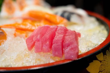 Orkinos balık sashimi plaka üzerinde buz kesmiş. Japonya Restoran Menü