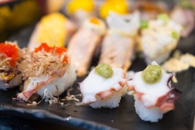 Suşi ayarla sashimi Japon restoranında kapatın. Suşi Sashimi birçok ülke ile en popüler.