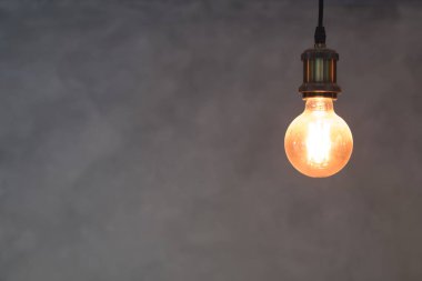 Gri duvar dekorasyonu ile odak ampulleri asılı, kahve dükkanında seçin. Loft tarzı iç