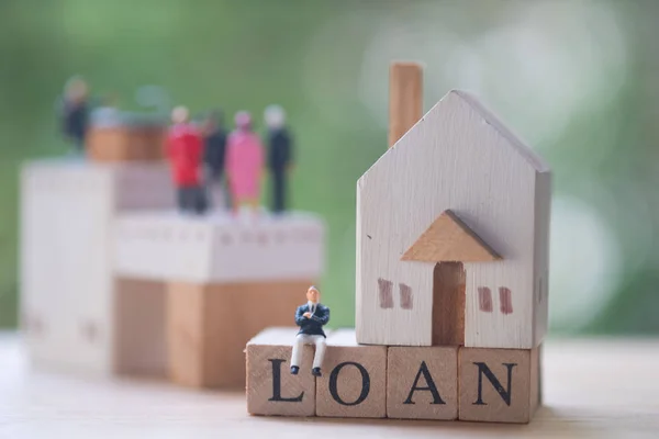 Persone Miniatura Imprenditore Seduto Sulla Parola Legno Loan Casa Legno — Foto Stock