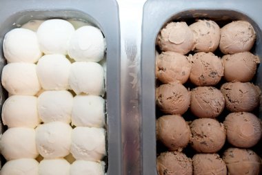 Hindistan cevizi ve çikolatalı dondurma lezzetli Kepçe kapatın. Yaz konsepti.