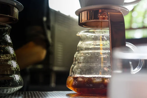 Barista Wachten Drip Koffie Neer Zetten Een Bekerglas Drip Koffie — Stockfoto