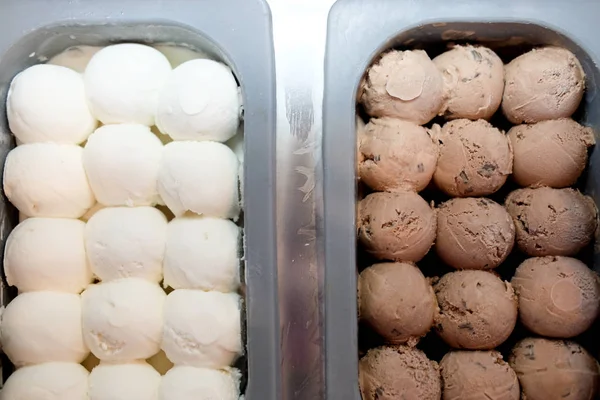 Hindistan cevizi ve çikolatalı dondurma lezzetli Kepçe kapatın. Yaz konsepti.