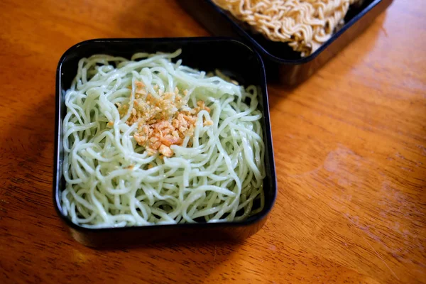 Mie Giok Dengan Bawang Putih Goreng Nampan Hitam Atas Meja — Stok Foto