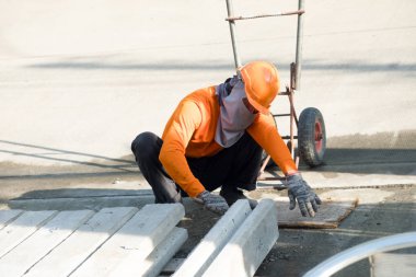 Şantiye için kullanılan prefabrik beton döşeme. Bitmemiş kazıklar ile inşaat evin altına