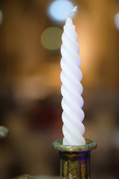 Mooie Witte Kaarsen Klassieke Kandelaar Huwelijksdecoratie — Stockfoto