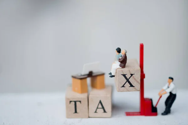Pessoas Miniatura Trabalhador Empilhadeira Madeira Palavra Com Tax Usando Como — Fotografia de Stock