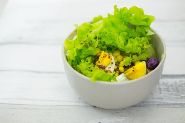 Taze marul salatası yam ve salata sosu ile haşlanmış yumurta. Sağlıklı gıda kavramı
