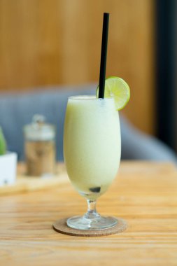 Kavun yüzlü cam dekorasyon ahşap masa üzerinde dilim limonlu