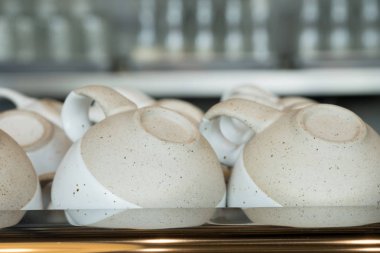 Boş beyaz seramik çay ya da kahve fincanı kahve dükkanında